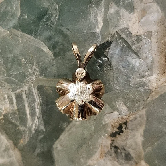 Elegant 14k Gold Flower Pendant with Clear Center Stone. - Picture 3 of 4